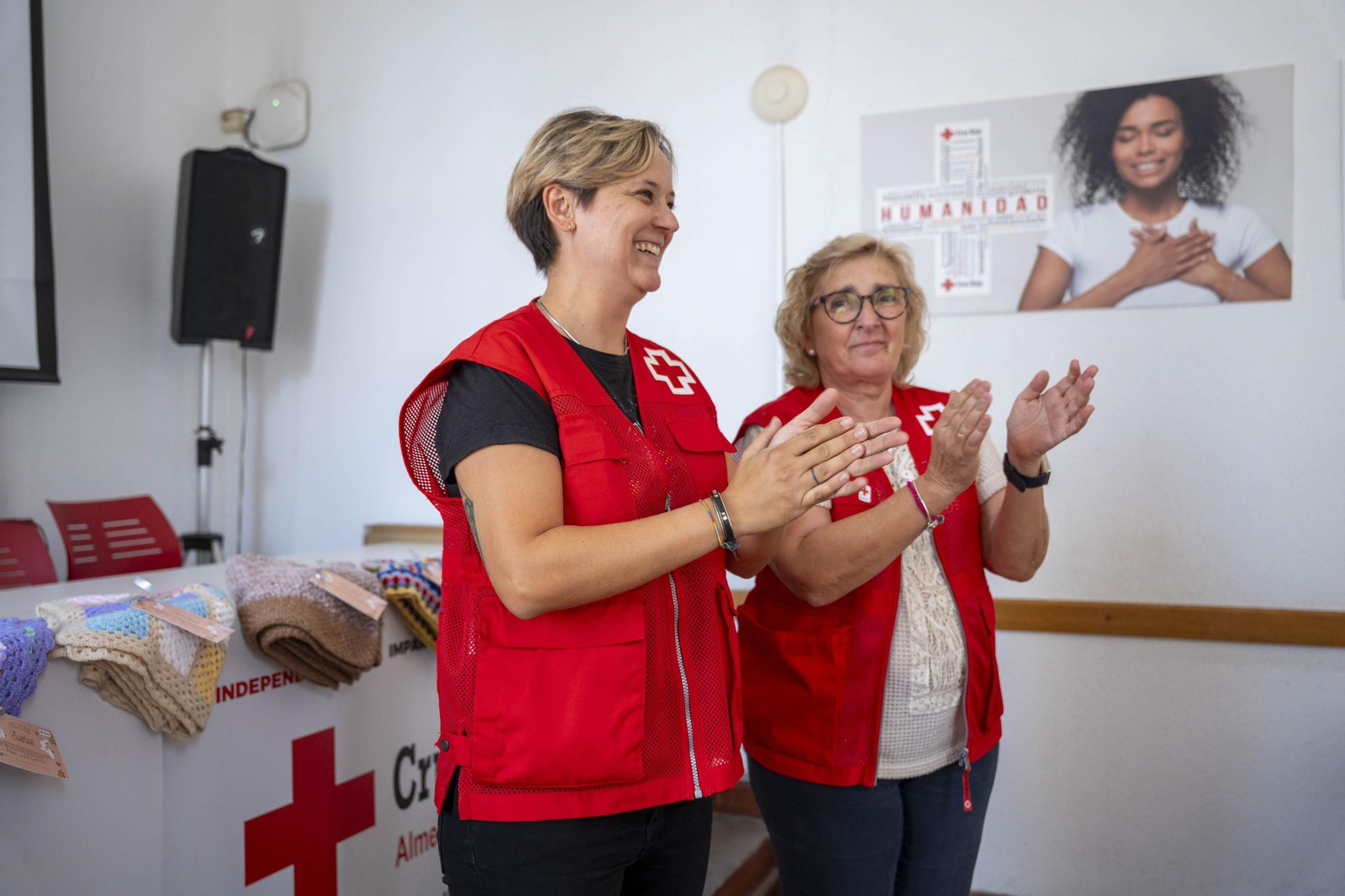 Cruz Roja realiza la entrega de mantitas solidarias a las familias de acogida