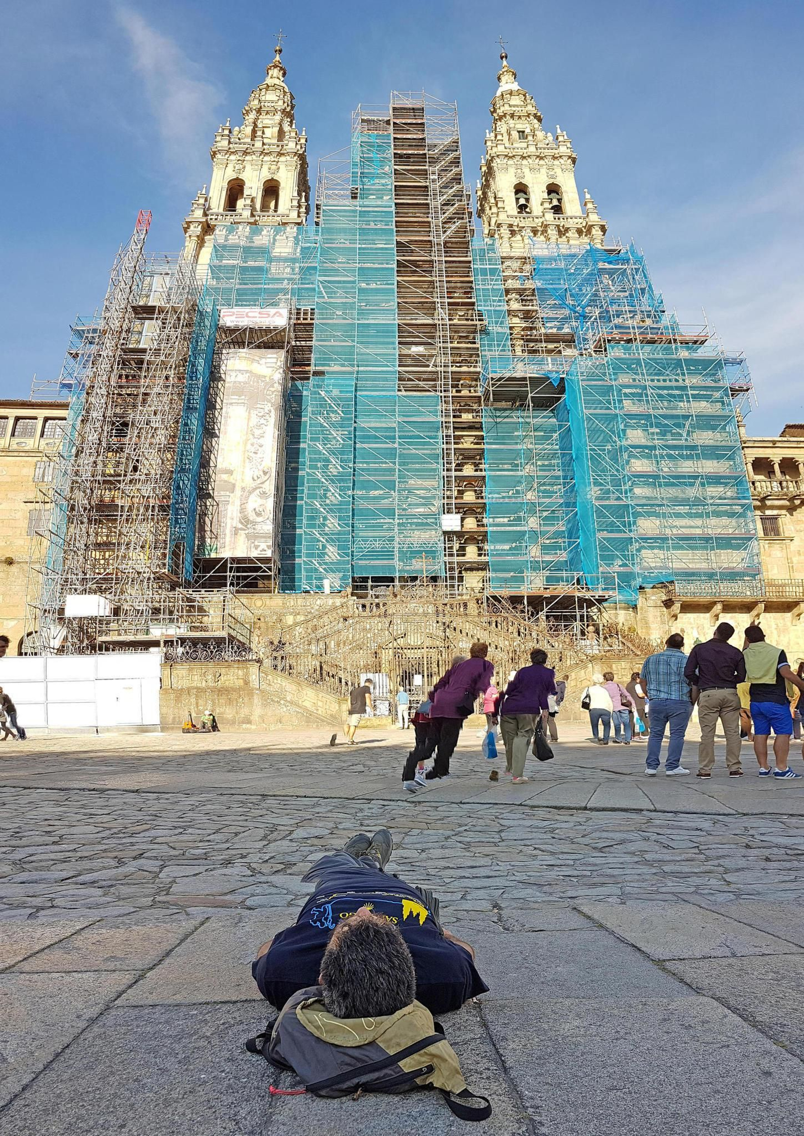 Antonio contempla la catedral desde el suelo de la plaza.