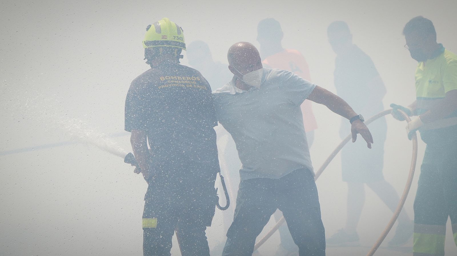El fuego llega a las  casapuertas en Jerez