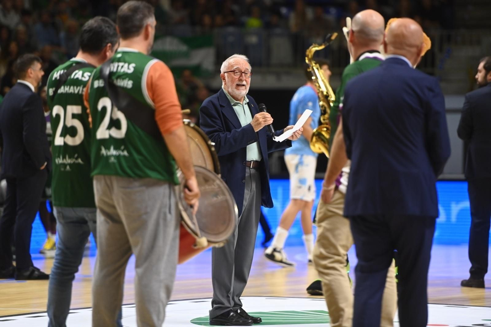 Rafael Jiménez recibe la insignia de oro. Rafael Jiménez recibe la insignia de oro.