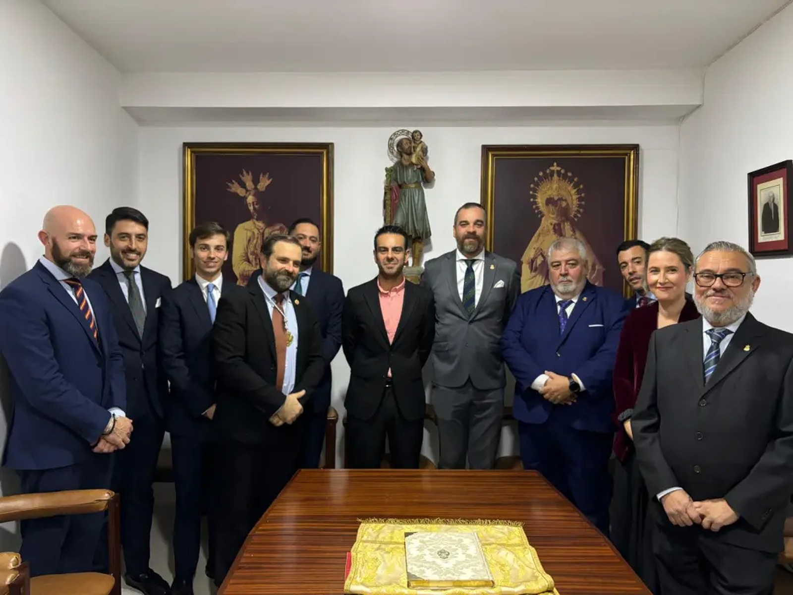 El director de la banda, en el centro, junto a Manuel Monje y su junta de gobierno.