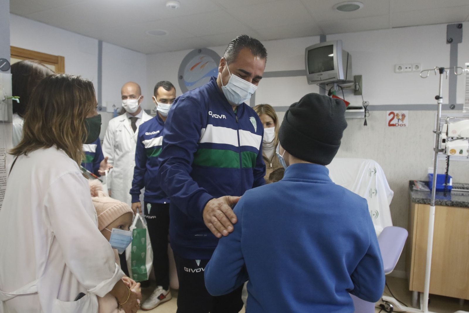 La visita del Córdoba CF al Hospital Reina Sofía, en imágenes