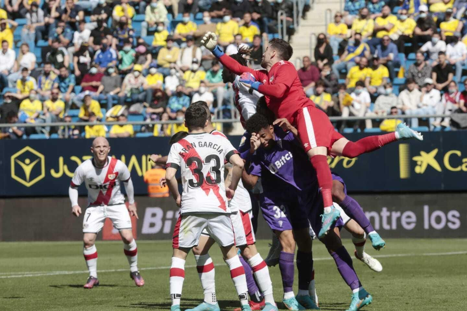 Lozano ante la salida de Luca Zidane en el Cádiz-Rayo.