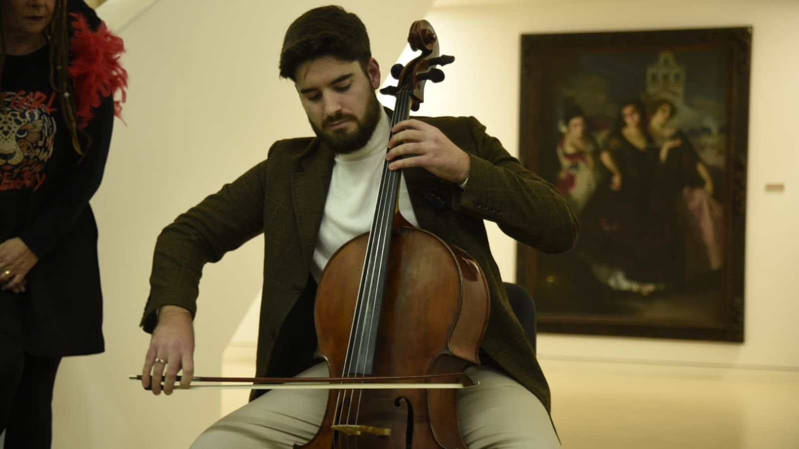 El violonchelista Javier López Escalona, bisnieto del pintor, interpreta varias piezas en la inauguración.