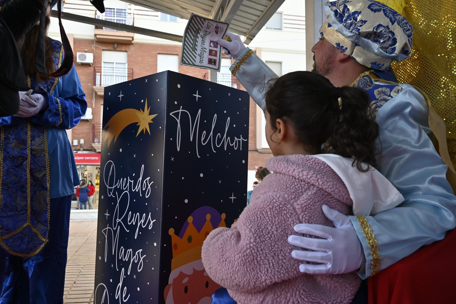 Recogida de cartas del paje real en la plaza Miguel Raya en el Molino, en imágenes