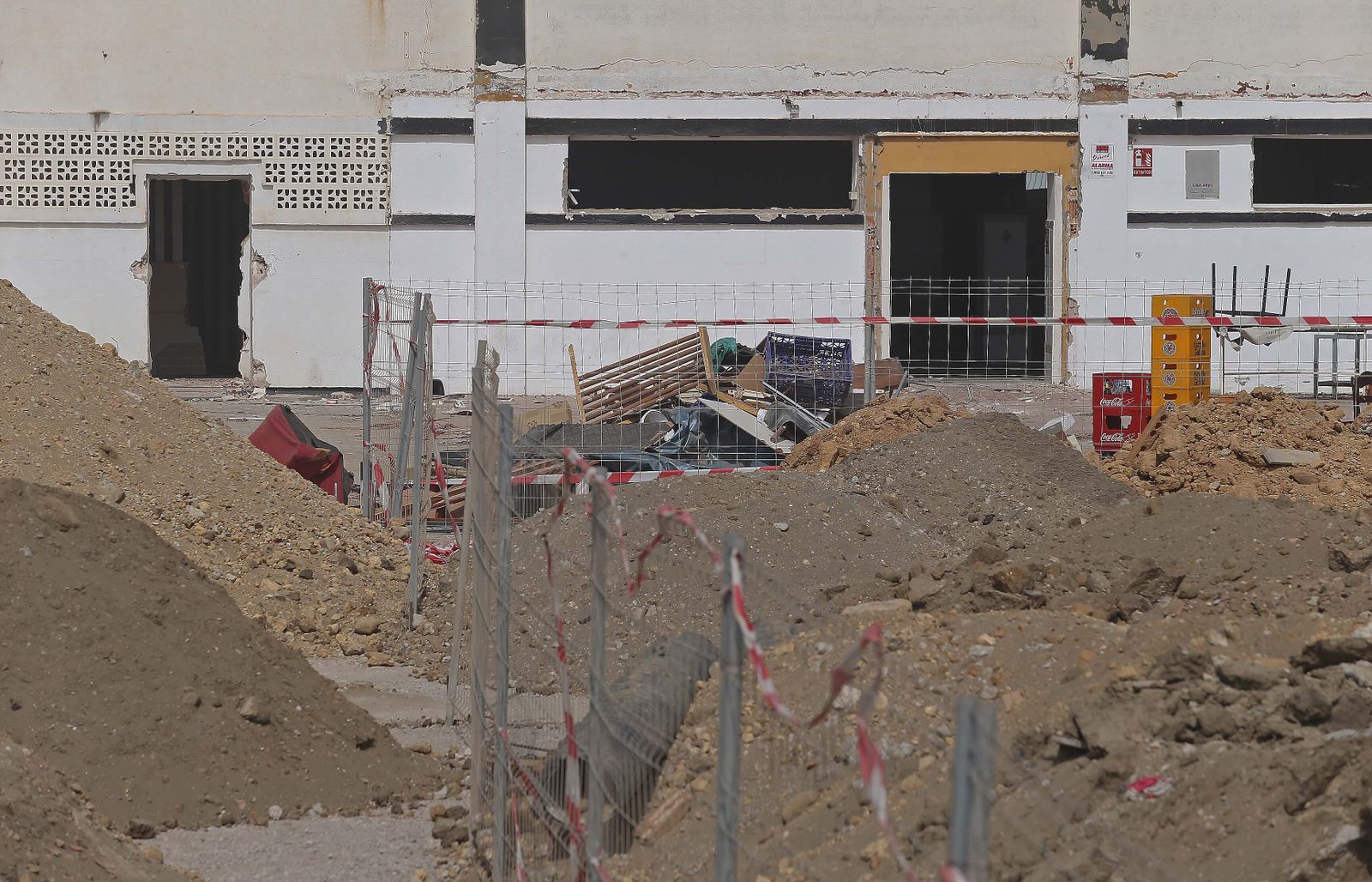 El derribo de la preferencia del estadio municipal de La Línea, en imágenes