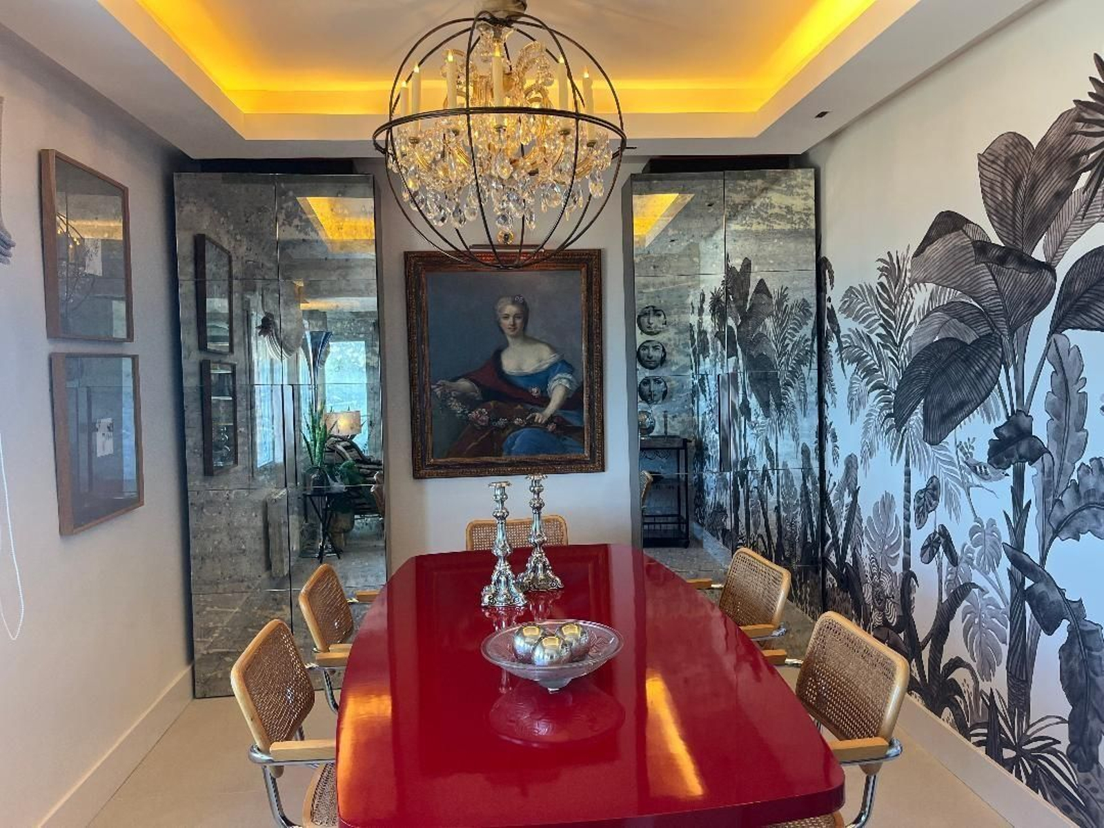 Comedor. Lo preside una mesa lacada en rojo lacre con un cuadro del círculo de Jean Marc Nattier