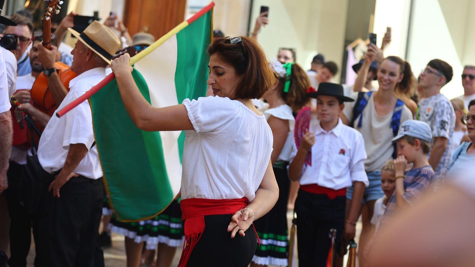 Una mujer bailando la bandera en el Centro.