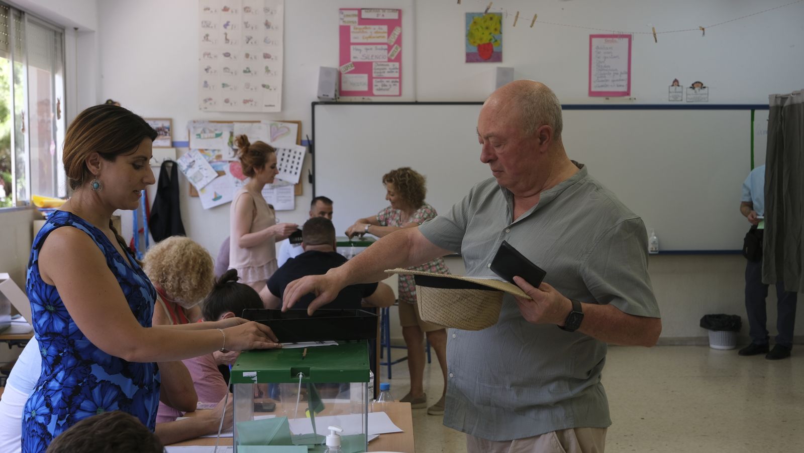 Imágenes de la votaciones en Almería al parlamento andaluz