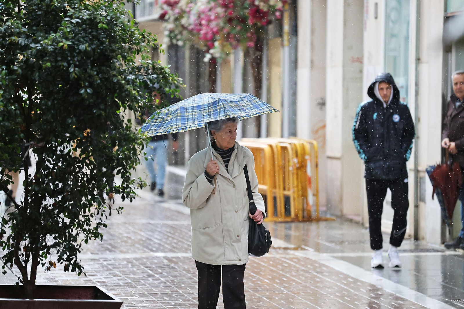 Las imágenes de la lluviosa mañana del jueves 13 de marzo en Huelva