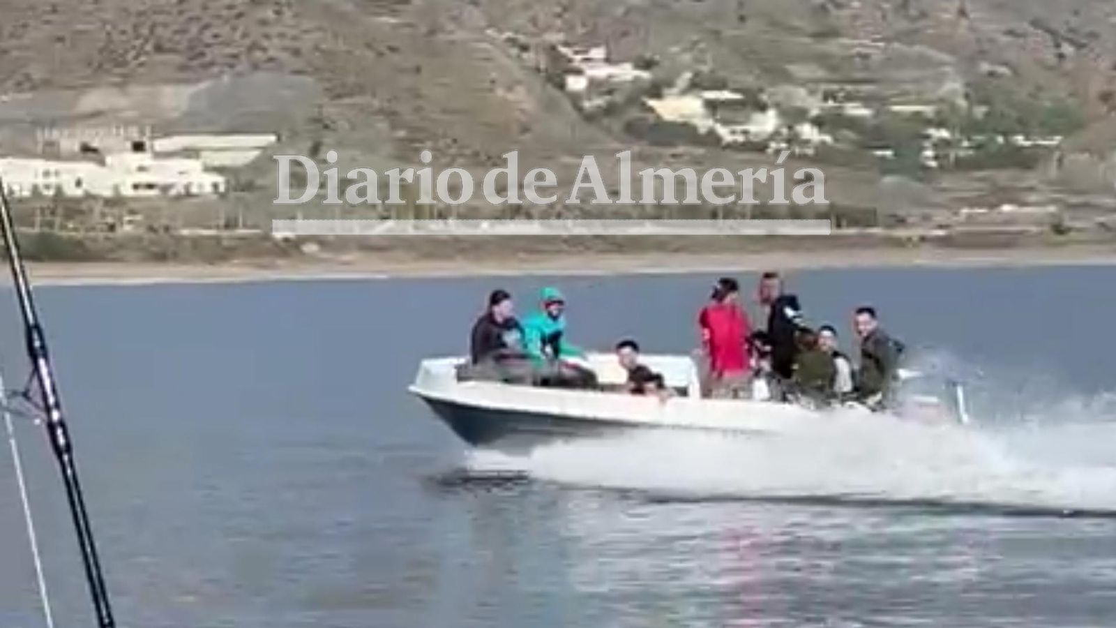 Un grupo de migrantes celebra su llegada en patera a Mojácar