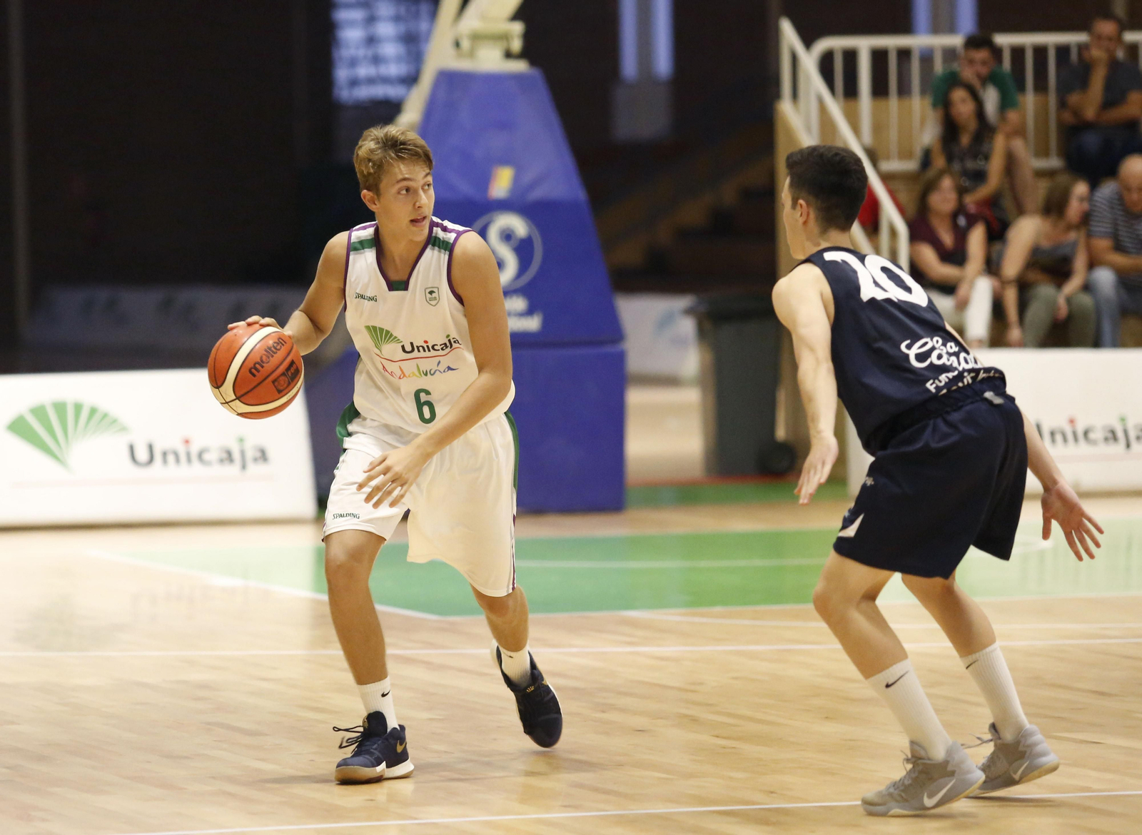 Alessandro Scariolo, ante la defensa de Marc Tubau.