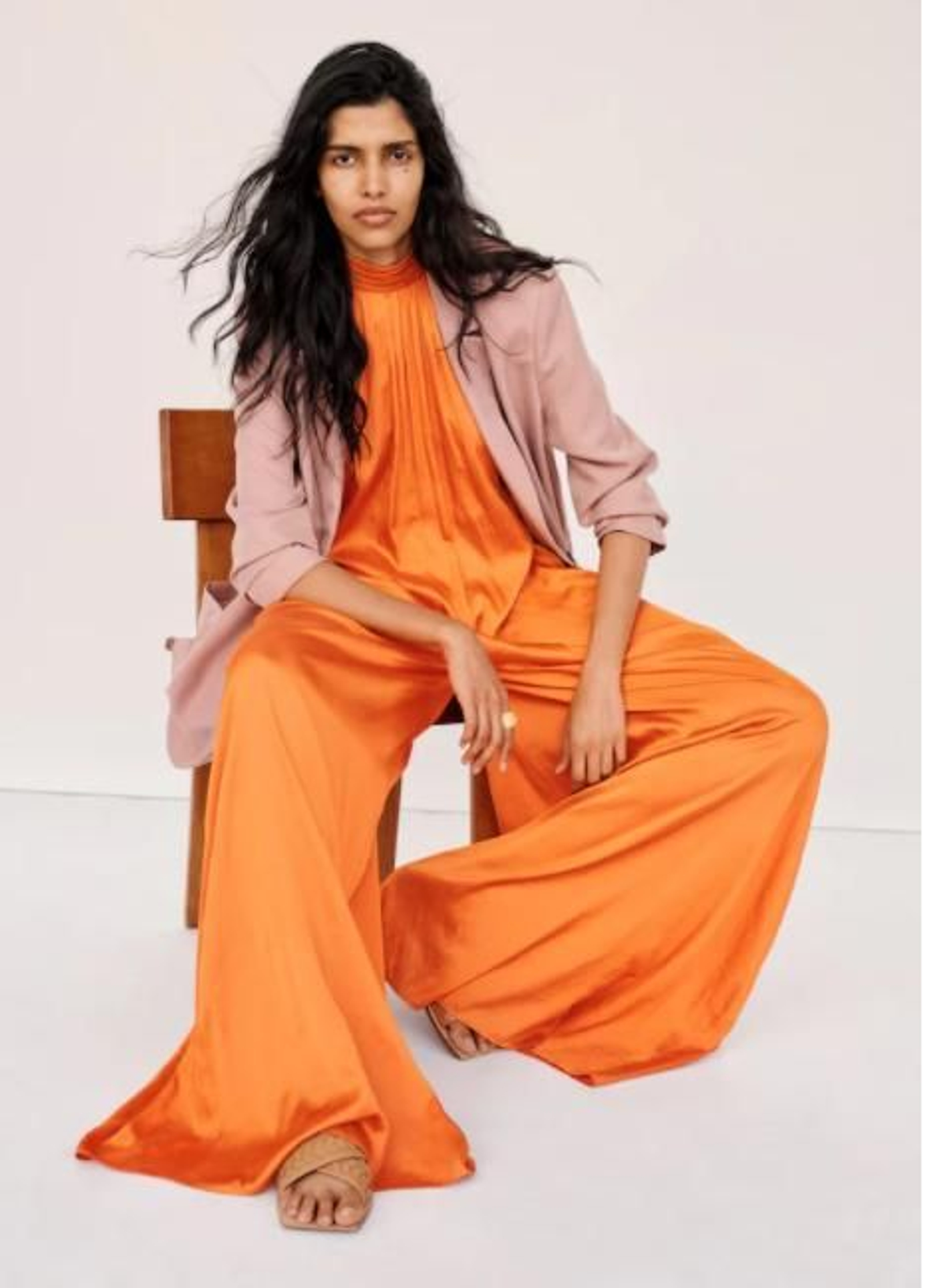 El mono satinado y low cost de Mango outlet.