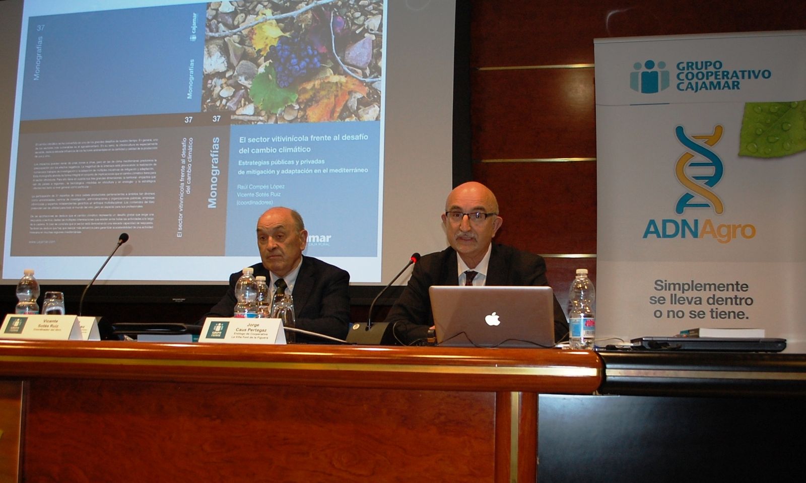 Cajamar edita una publicación sobre el vino frente al desafío del cambio climático.