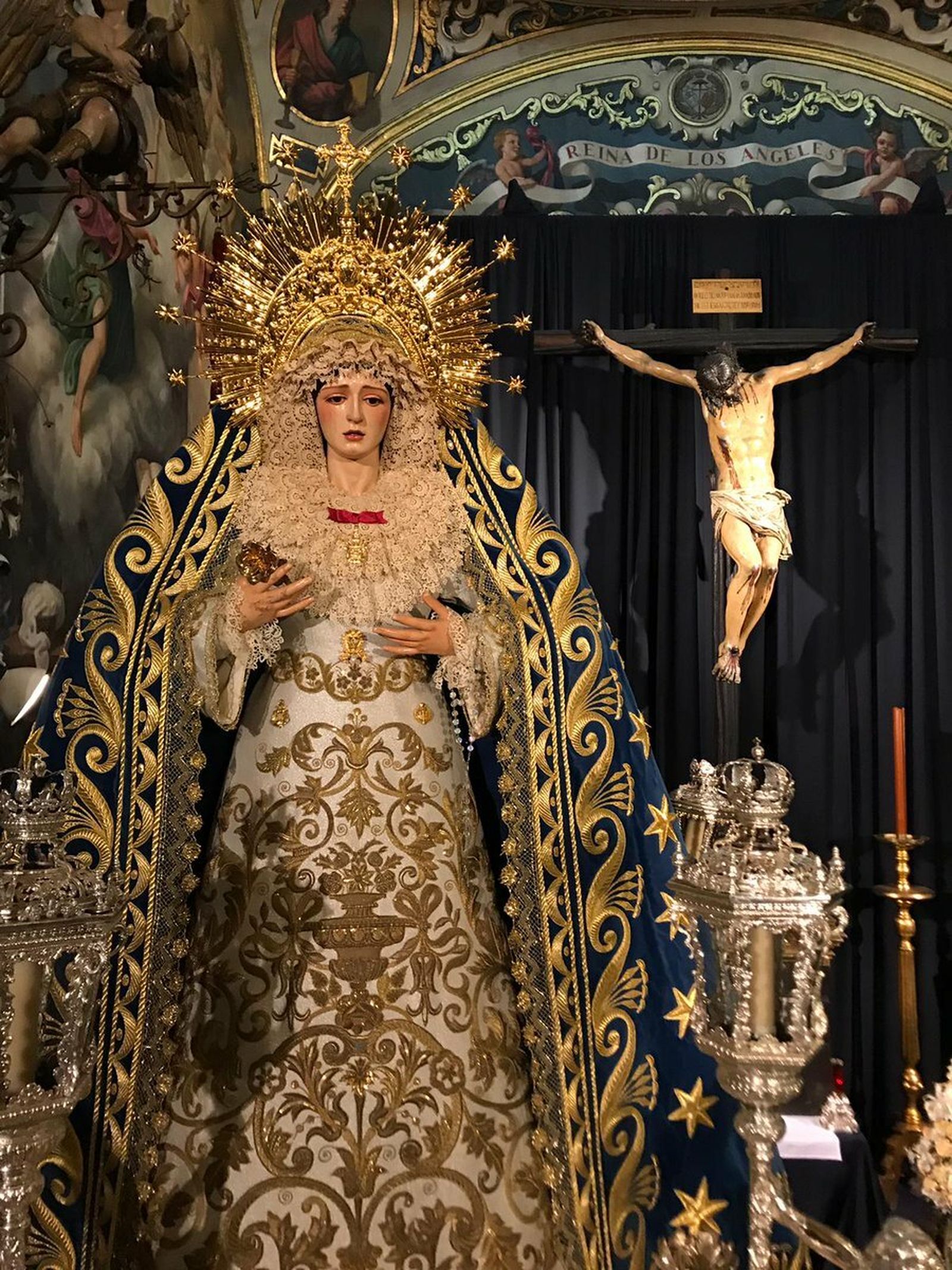 La Virgen de los Ángeles preparada para el rosario vespertino.