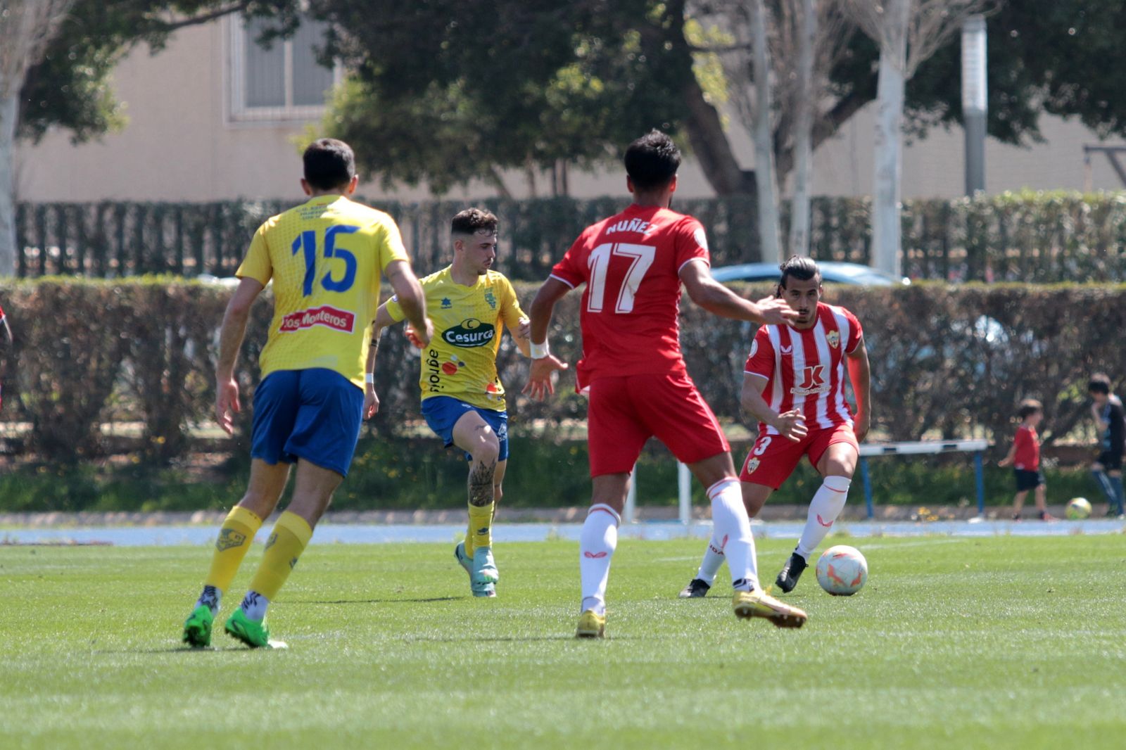 Aarón conduce el balón durante un partido disputado esta temporada en el Anexo.
