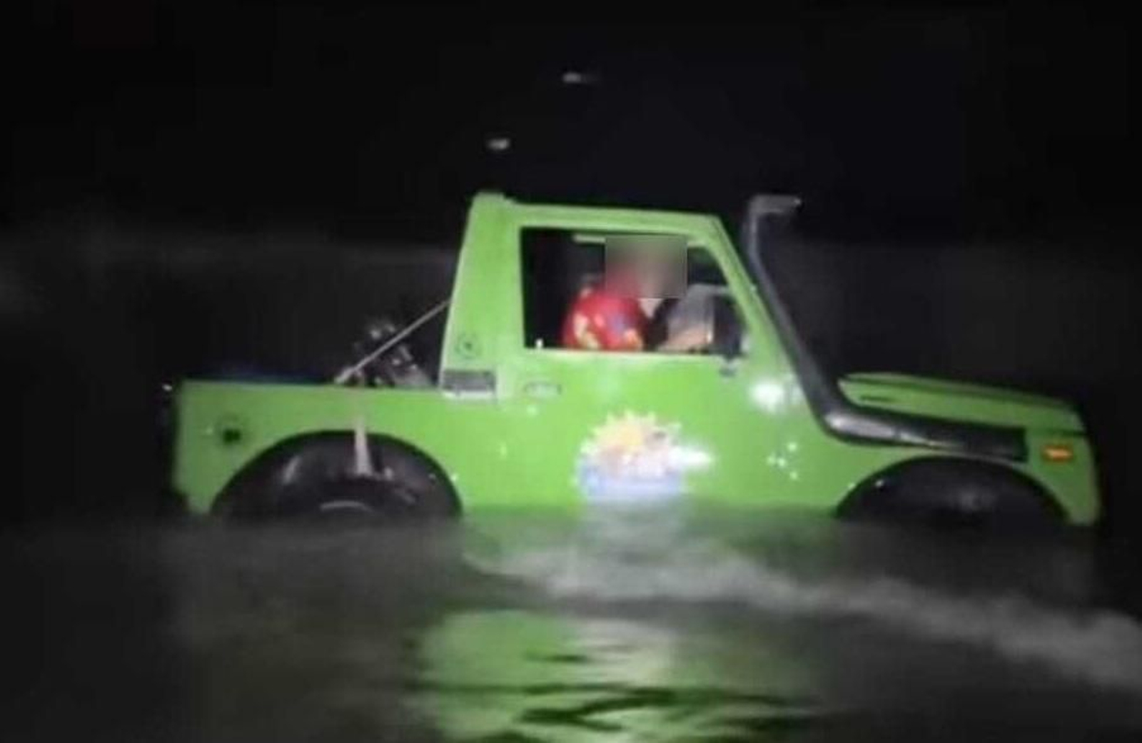 El coche, a merced de las olas, con su conductor dentro. El coche, a merced de las olas, con su conductor dentro.