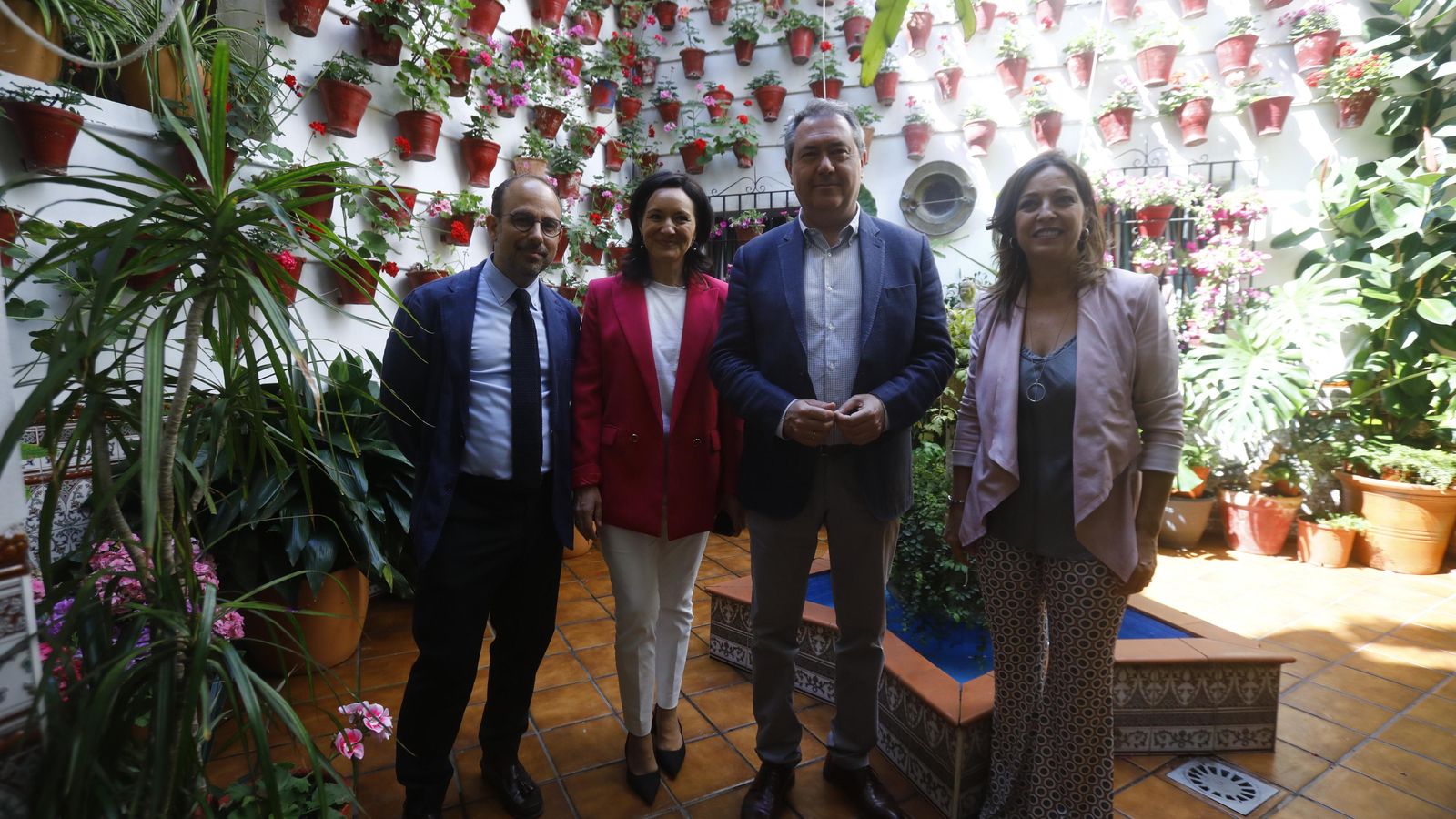 Antonio Ruiz, Rafi Crespín, Juan Espadas e Isabel Ambrosio, en el patio de Judíos, 6.