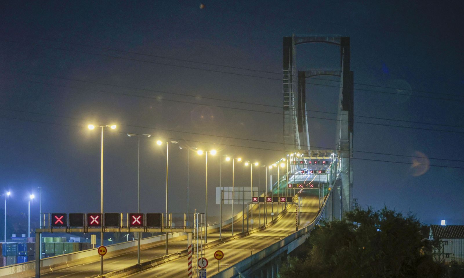 El puente del Centenario, sin coches tras el corte.