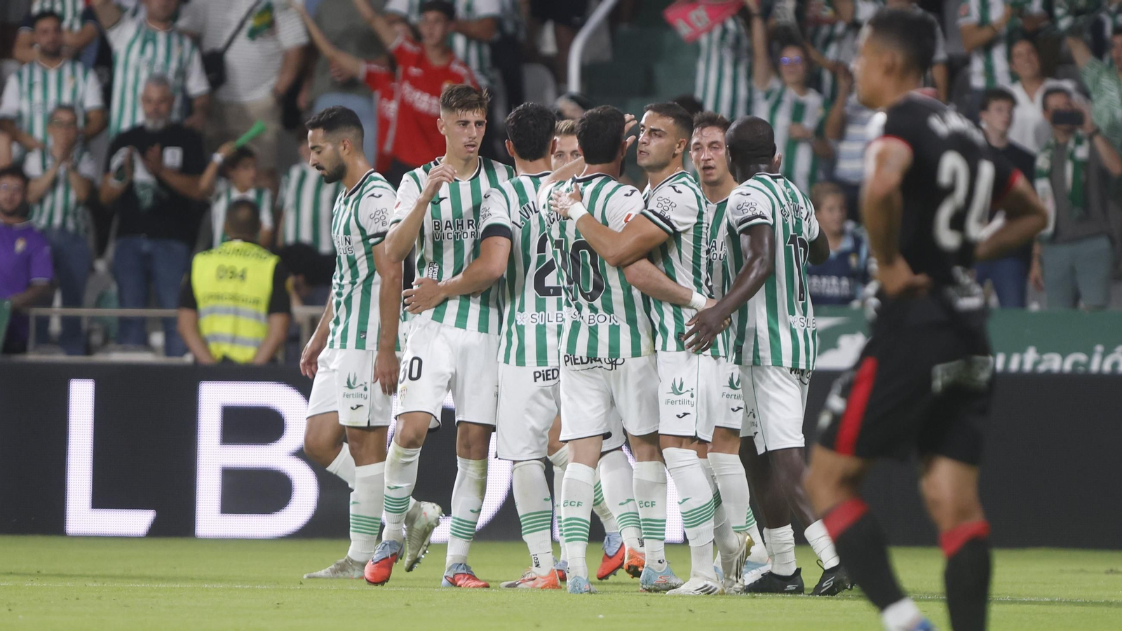 Los jugadores del Córdoba CF celebran el gol de Adri Fuentes ante la Cultural Leonesa.