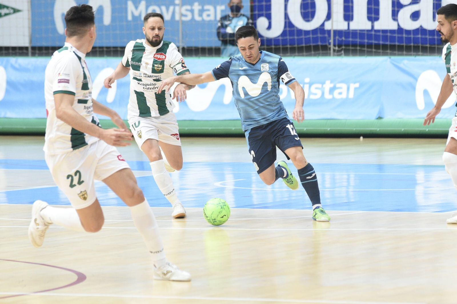 Manu Leal, del Córdoba Patrimonio, persigue el esférico en control del interista Borja.