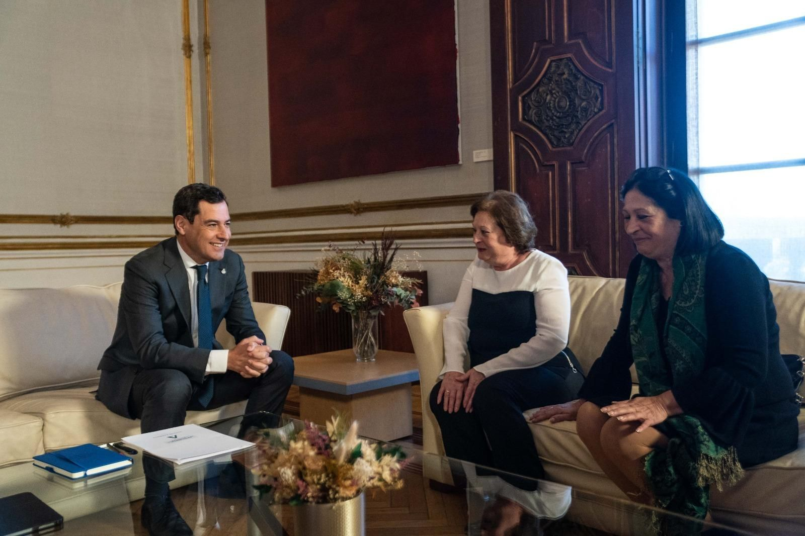 Juanma Moreno reunido con las hermanas de Manuel José García Caparrós.