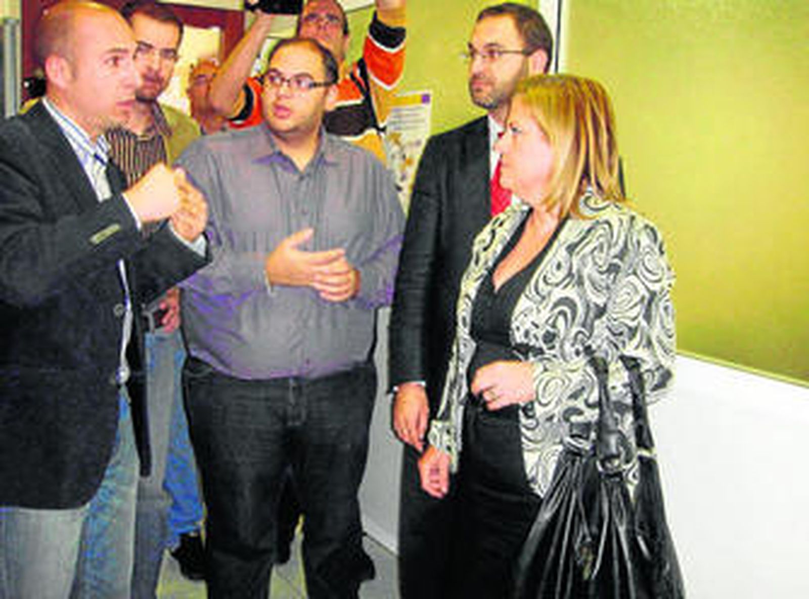 La delegada de Empleo en la visita al centro situado en el barrio de Los Ángeles de la capital.