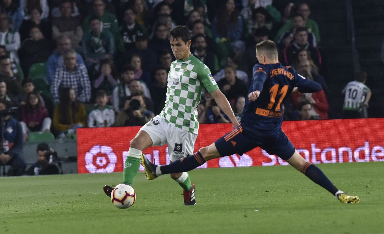 Mandi trata de sacar una pelota.