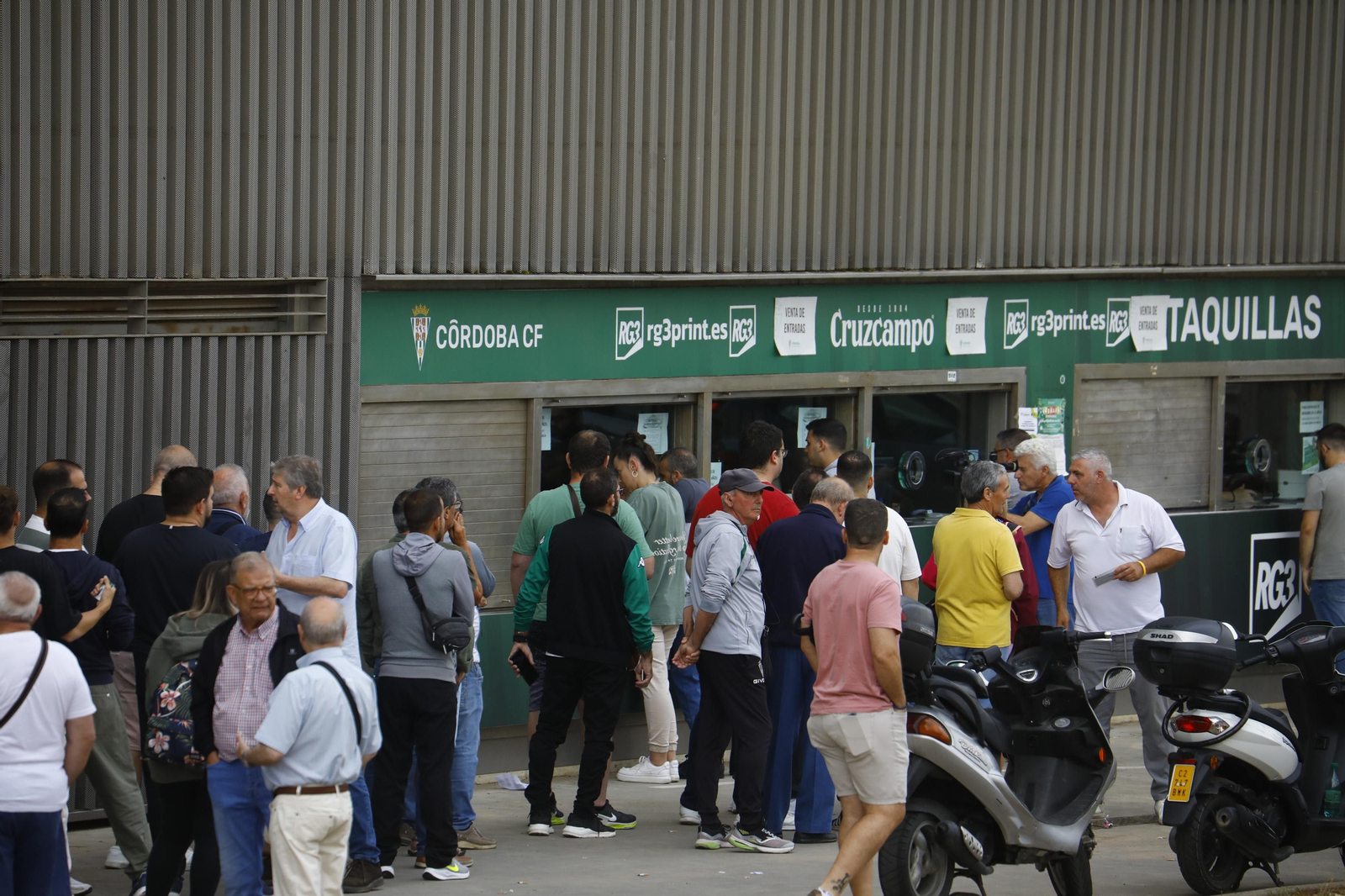 Las mejores fotos de las colas de El Arcángel para conseguir las entradas del Córdoba CF - Barcelona Atlétic Las mejores fotos de las colas de El Arcángel para conseguir las entradas del Córdoba CF - Barcelona Atlétic
