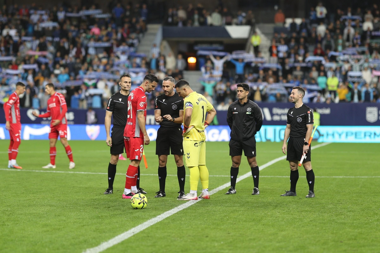 Las fotos del imponente ambiente en La Rosaleda en el Málaga - Córdoba CF