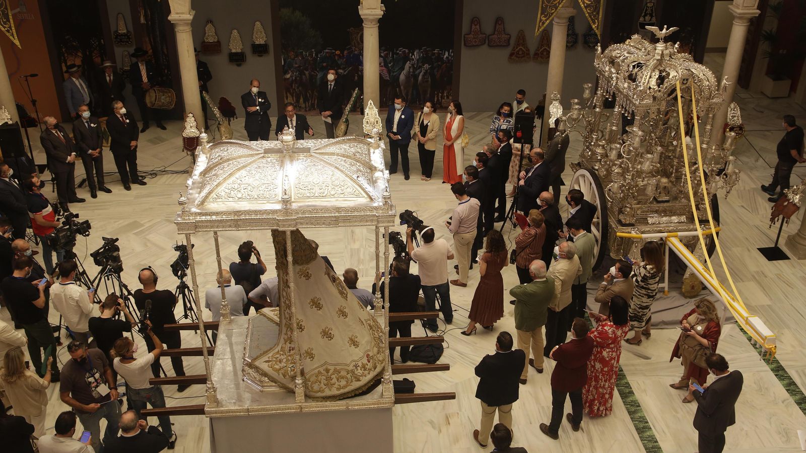Una vista de las piezas en el patio de la exposición.