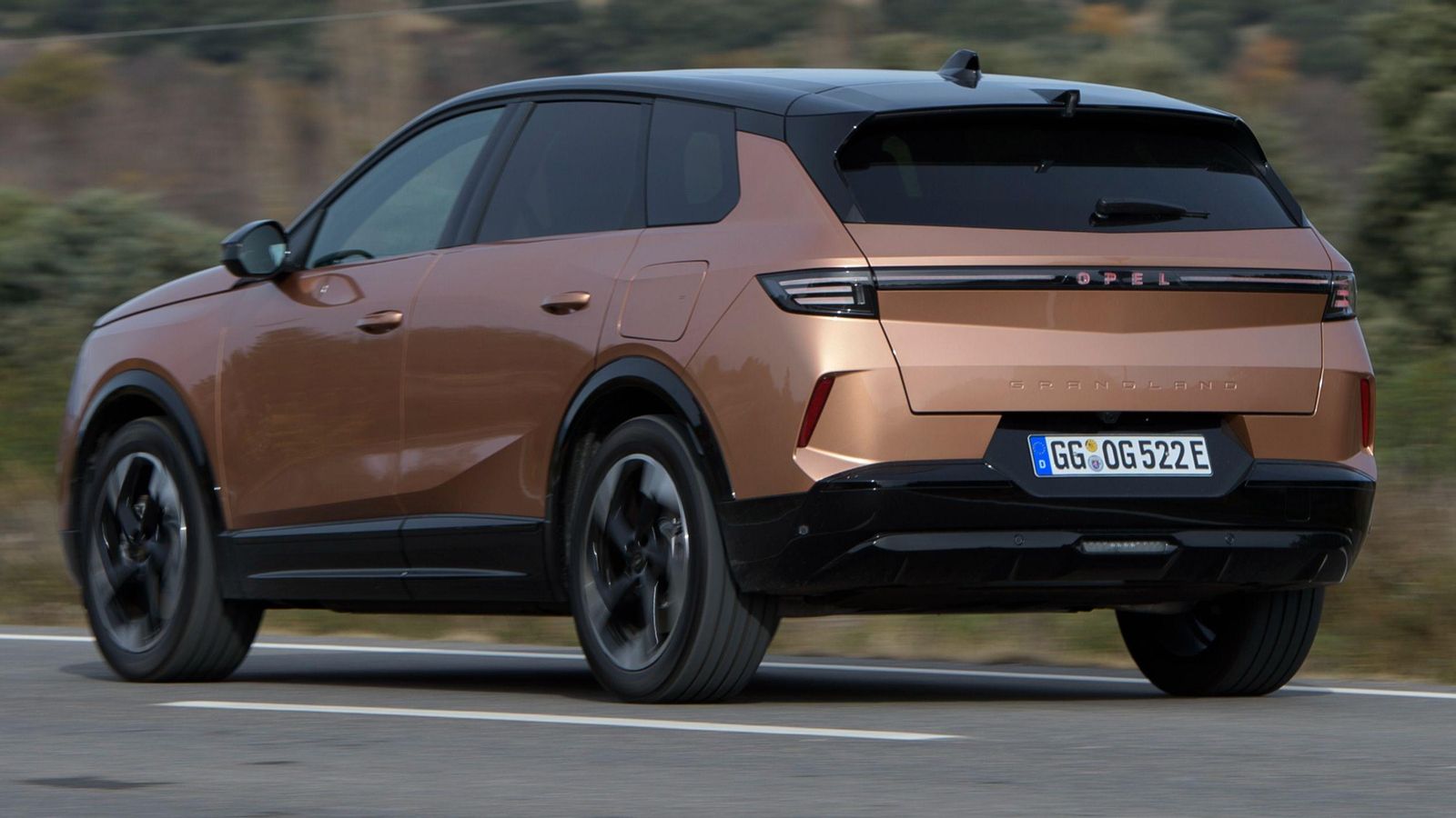 Respecto a su antecesor con el mismo nombre el crecimiento es muy grande, hasta el punto de que el nuevo Grandland se queda a un paso del salto de segmento entre los SUV.