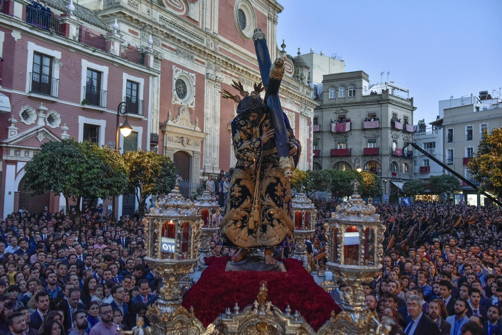 Estampa en la atardecida de este Jueves Santo con Nuestro Padre Jesús de la Pasión recién llegado desde el Salvador.