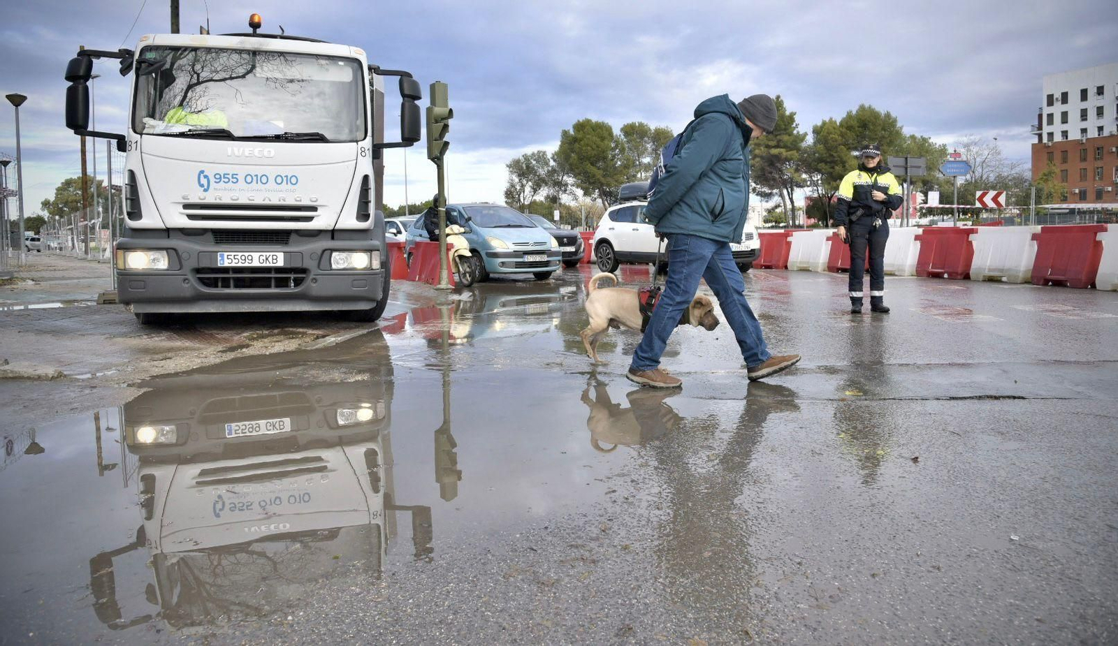 Problemas de tráfico por la acumulación de agua en la obra del Metro.