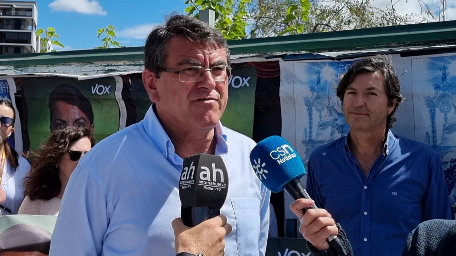 Rafael Segovia junto a Wenceslao Font en la pegada de carteles de Vox a mediodía de ayer.