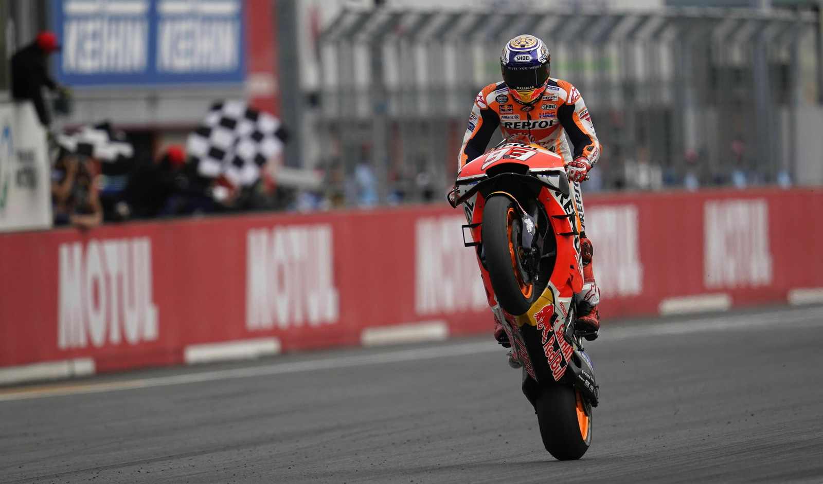 Marc Márquez entra en meta haciendo un caballito.