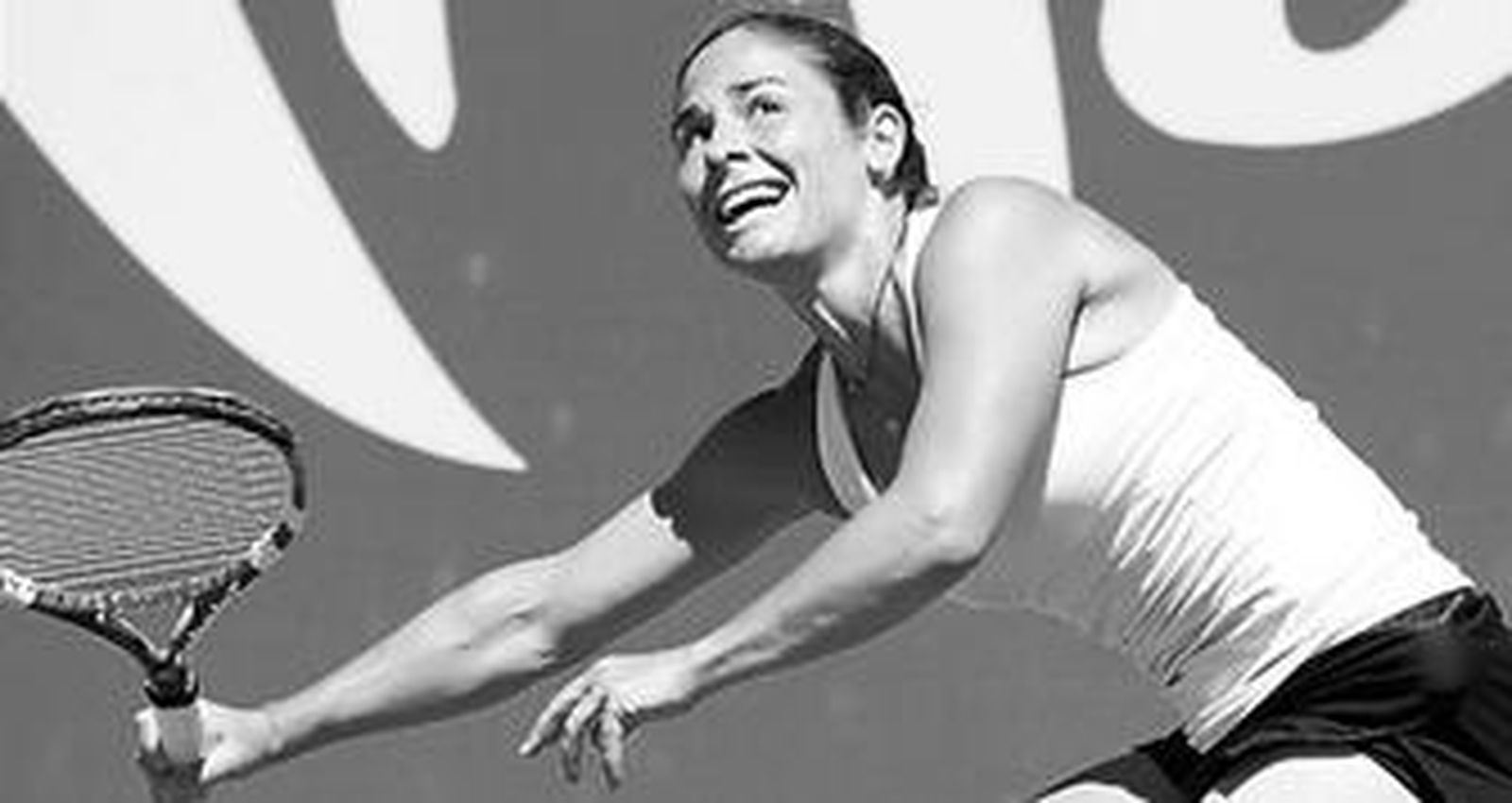 La española Virginia Ruano se dispone a golpear la bola ante la italiana Garbin.