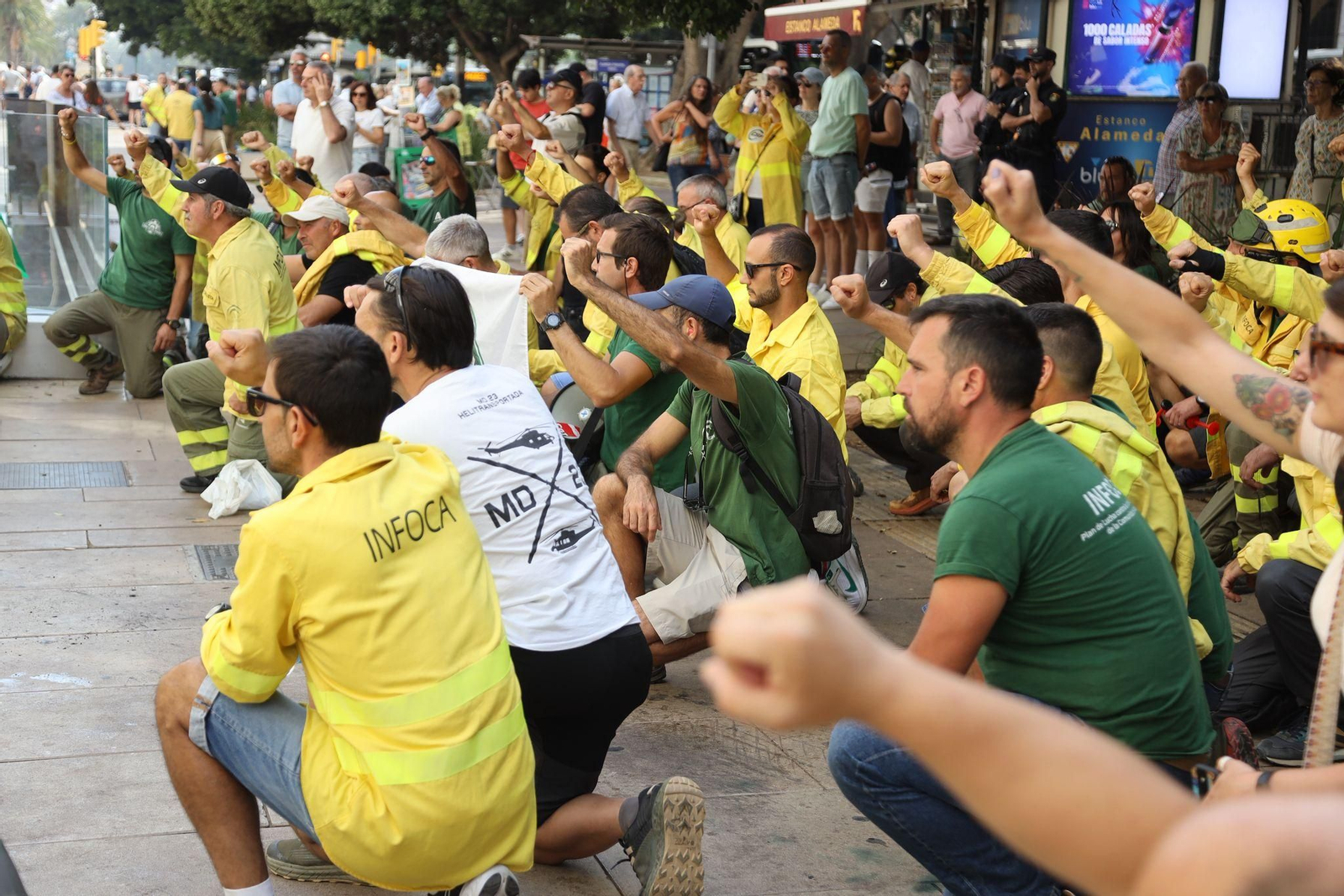 La protesta de los bomberos forestales del Infoca en Málaga, en imágenes