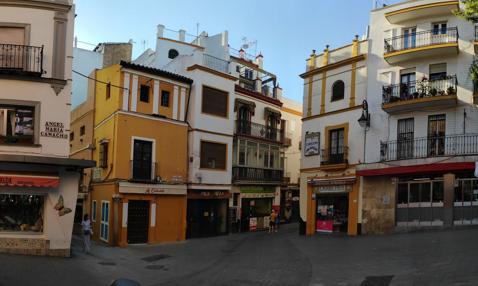 El inmueble se encuentra en el número 30 de la calle Pérez Galdós, en el centro de la imagen.