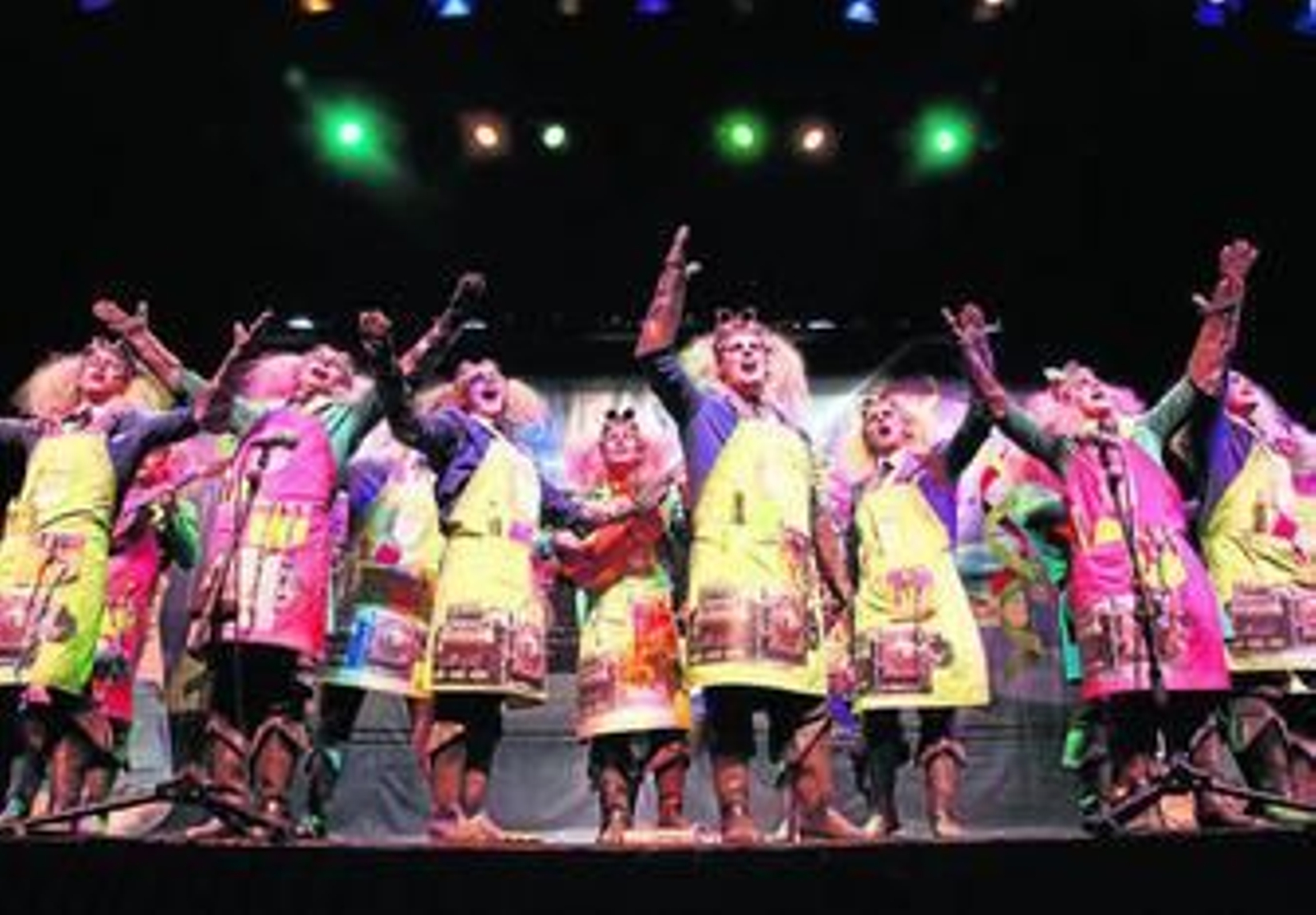 1. La comparsa isleña que dirige Fran Sosa, La fórmula secreta, resultó ganadora en su modalidad. 2. Manuel Carrasco inicia el canto del himno del carnaval isleño, 'La Higuerita Marinera', acompañado por María Luisa Faneca. 3. En murgas el primer premio fue para la agrupación Que nos quiten lo que nos han dao. 4, 5 y 6. Pasacalles en Isla Cristina. 7. La cabalgata de Punta Umbría.