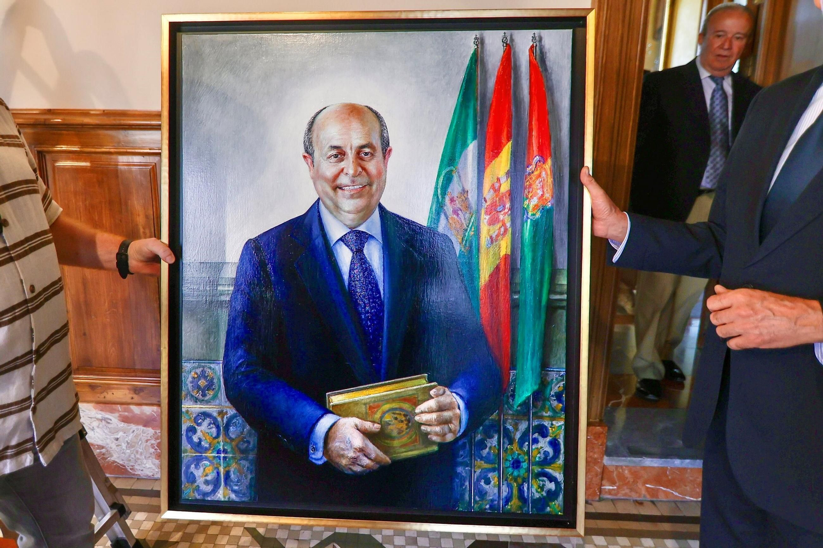 El retrato de Torres Hurtado ya luce en el Ayuntamiento de Granada: todas las imágenes
