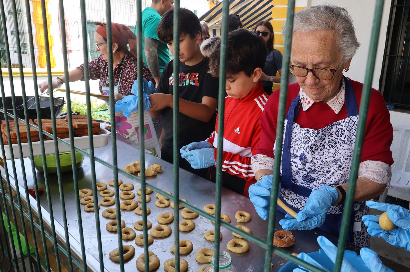 Imágenes de la elaboración de dulces de Cuaresma por los vecinos del Barrio Obrero