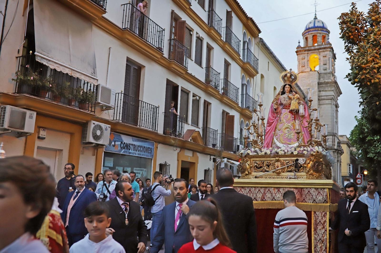 La Virgen del Rosario en la calle Ponce antes de que comenzara la lluvía.