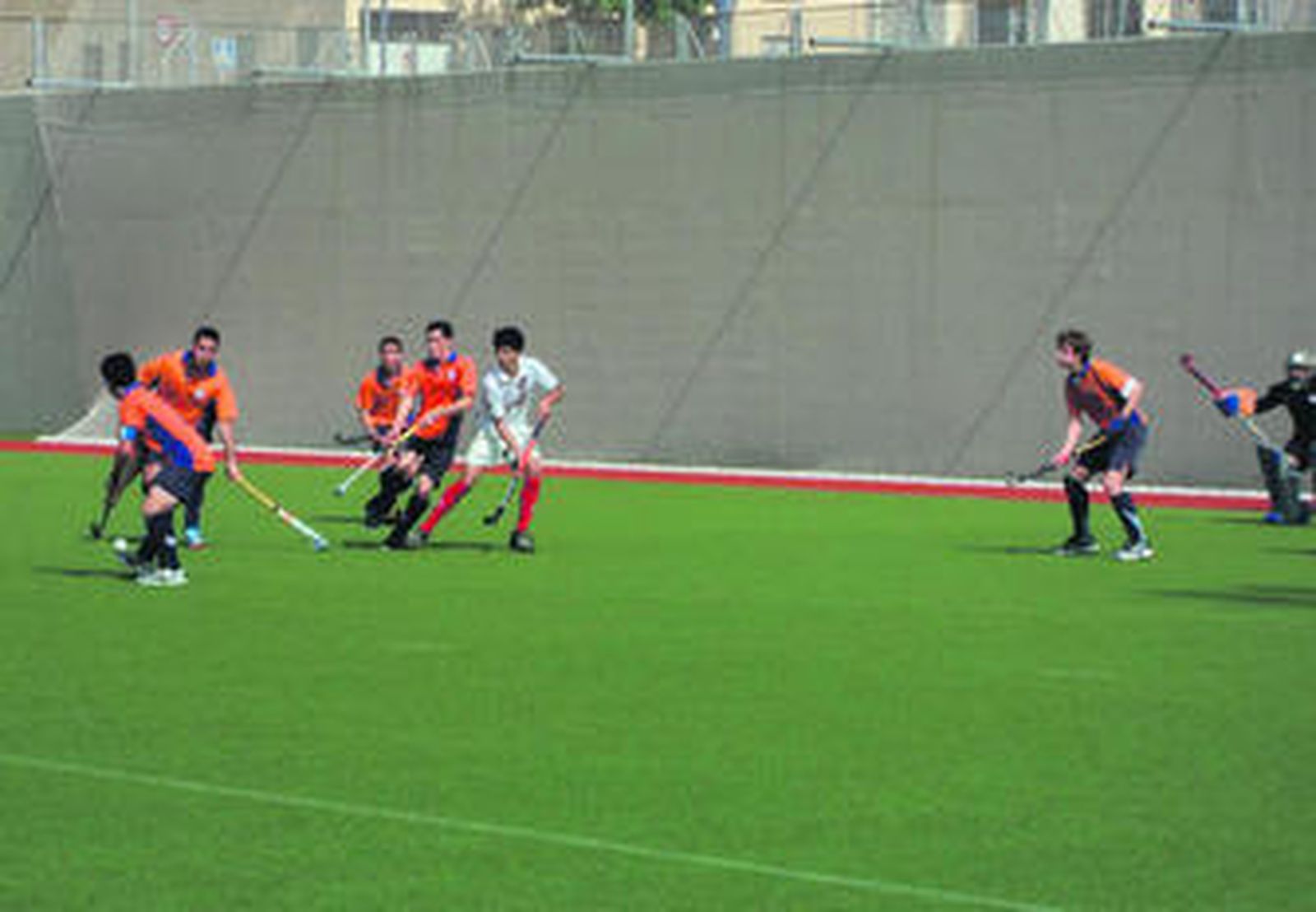 La defensa del equipo isleño anula a la figura del CH Estudiantes, Aarón Fernández que ataca en solitario.