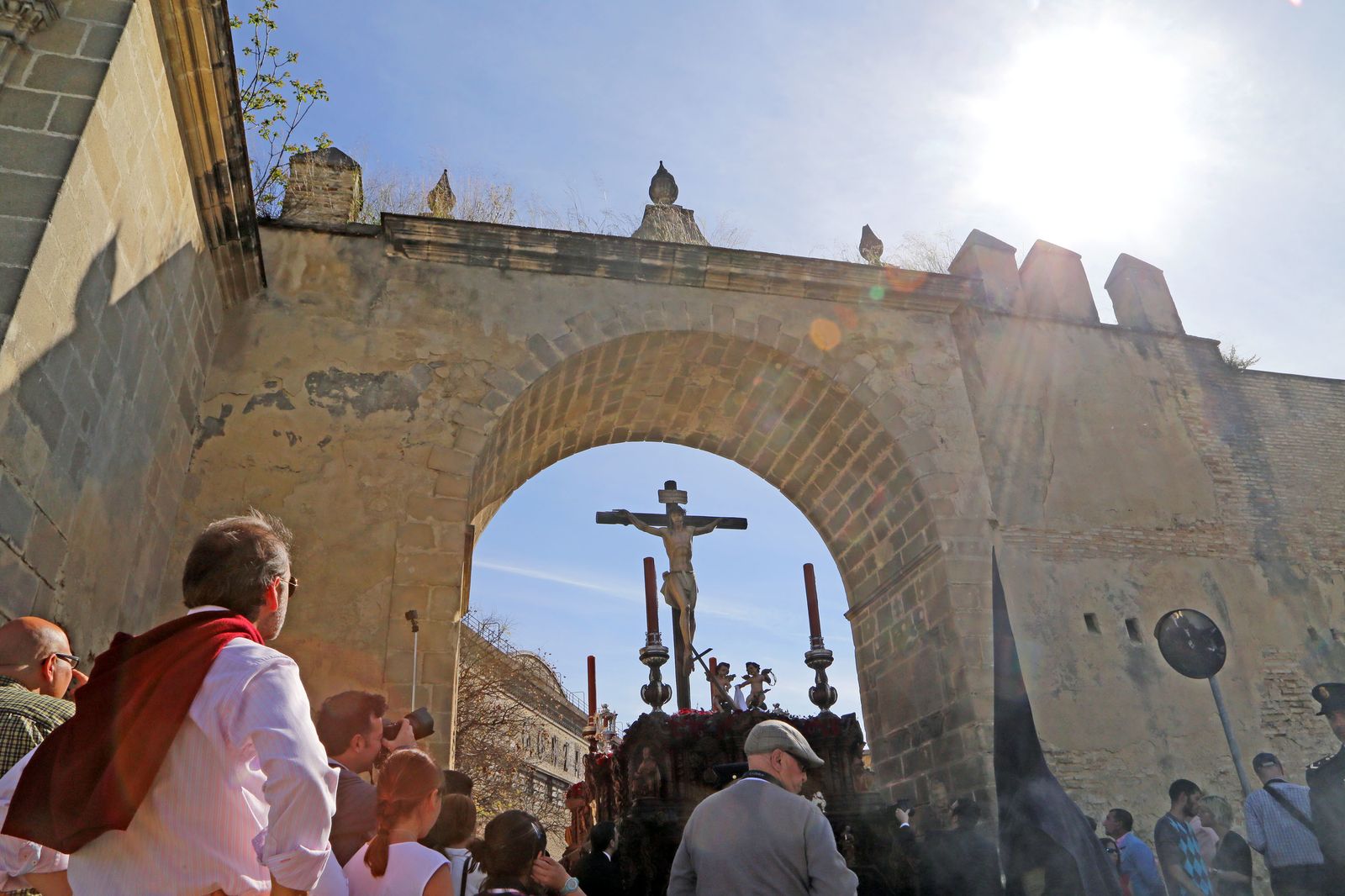 El Cristo del Perdón pasa bajo el Arco del Arroyo, esa especie de frontera que le introduce de pleno en el casco antiguo de Jerez.