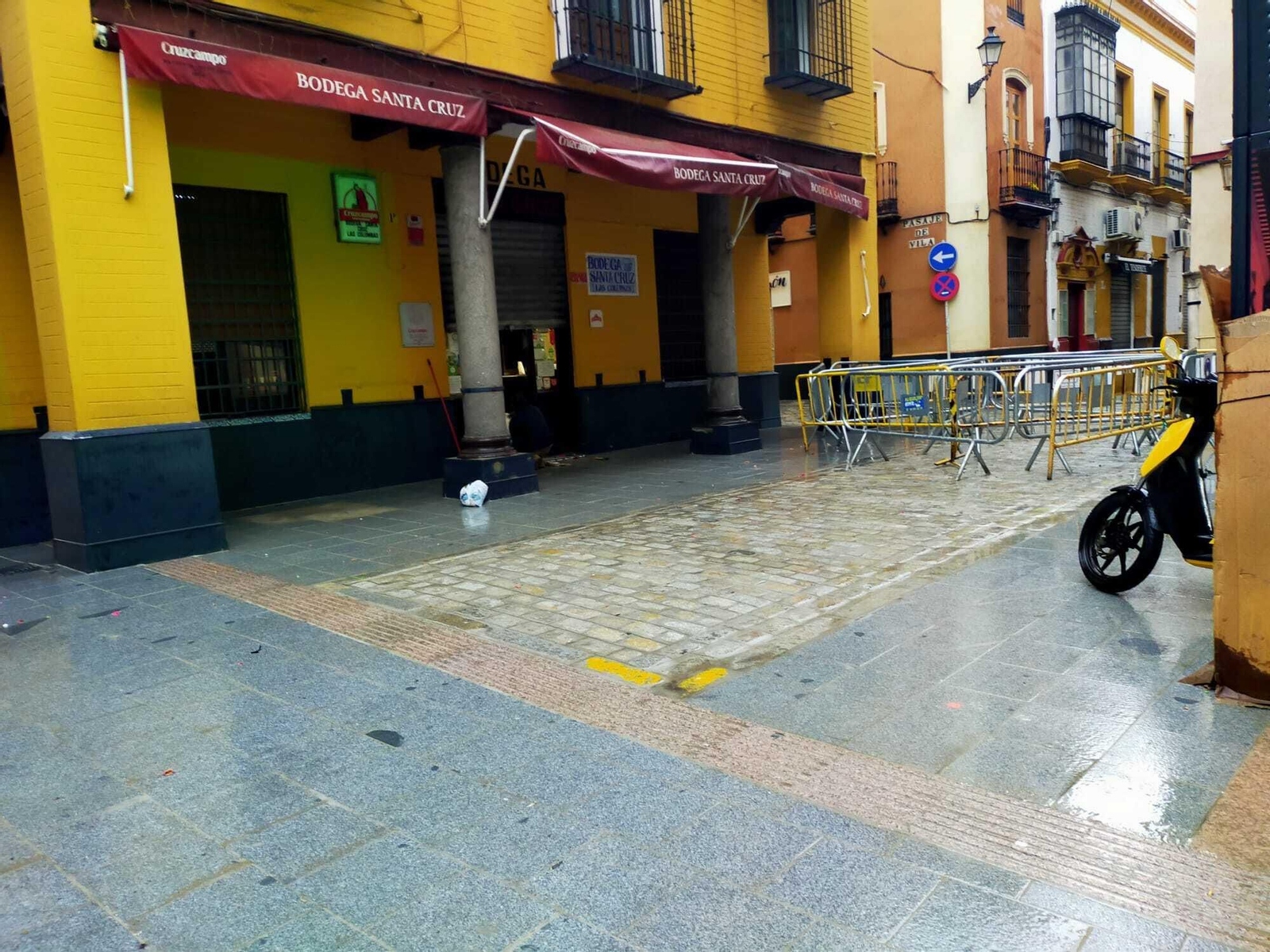 Nueva solería instalada en las calles Mateos Gago y Rodrigo Caro.