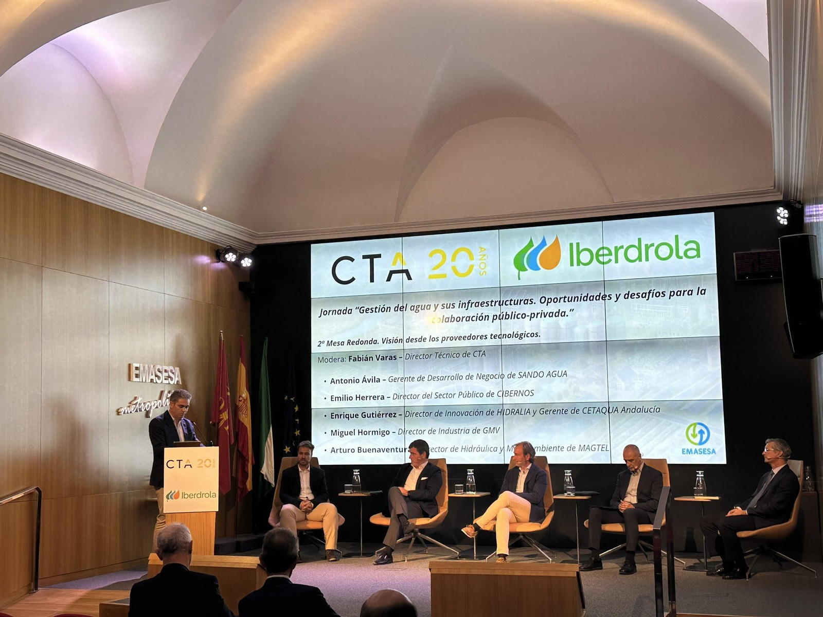 Miembros de la segunda mesa redonda del acto 'Gestión del agua y sus infraestructuras. Oportunidades y desafíos para la colaboración público-privada'.