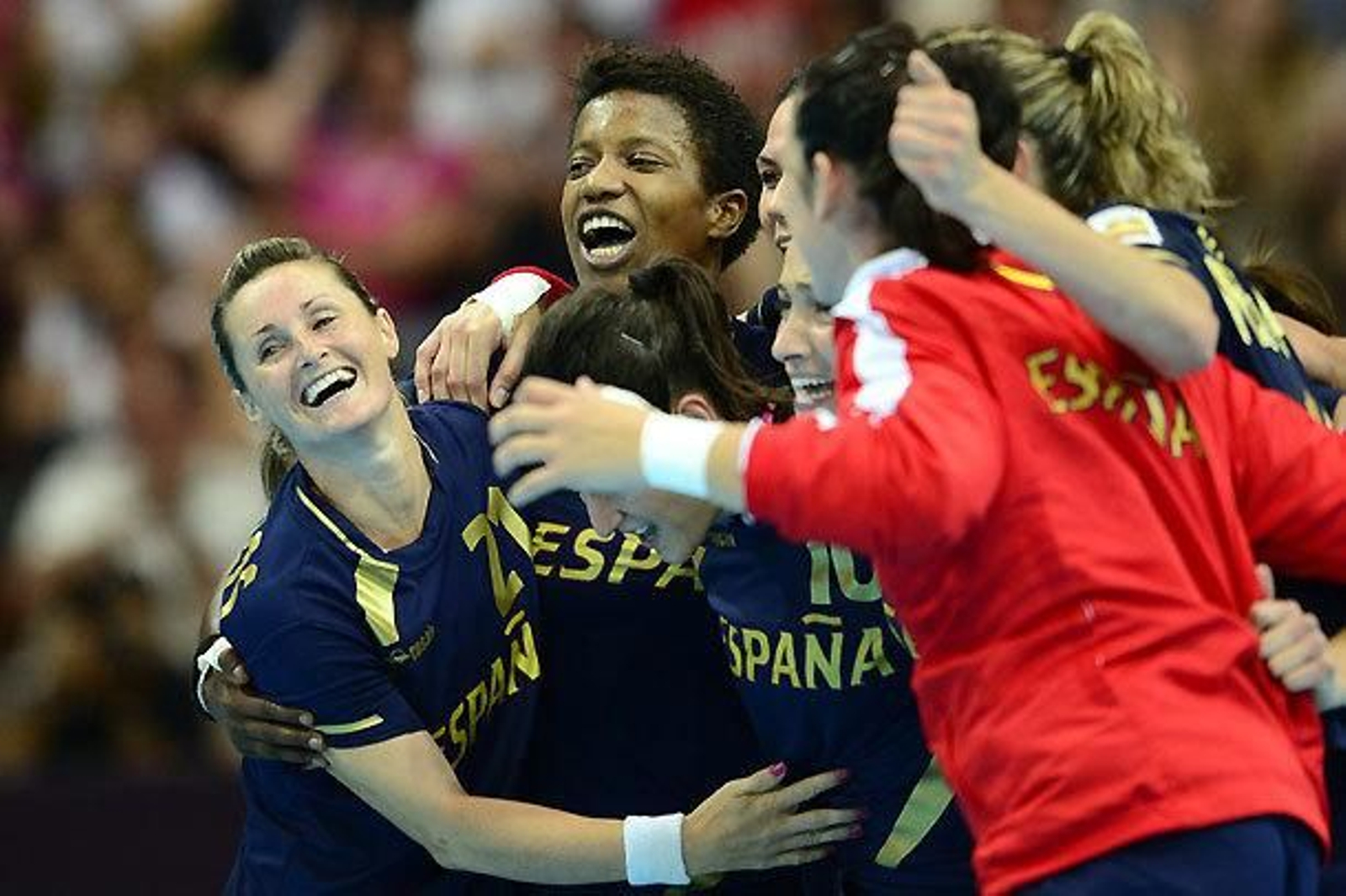 La selección femenina de balonmano acaricia los cuartos de final (25-24)