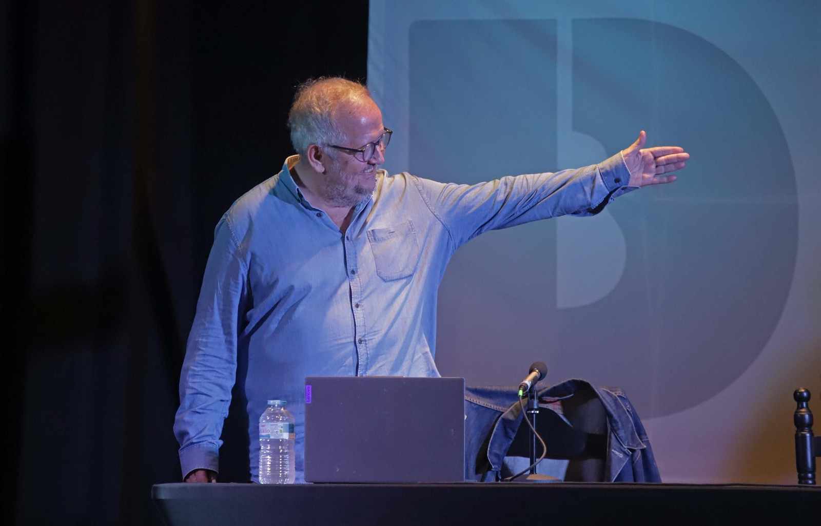 Fotos de la conferencia de Juan José Téllez  sobre los cincuenta años de la publicación del disco El Patio, del grupo Triana