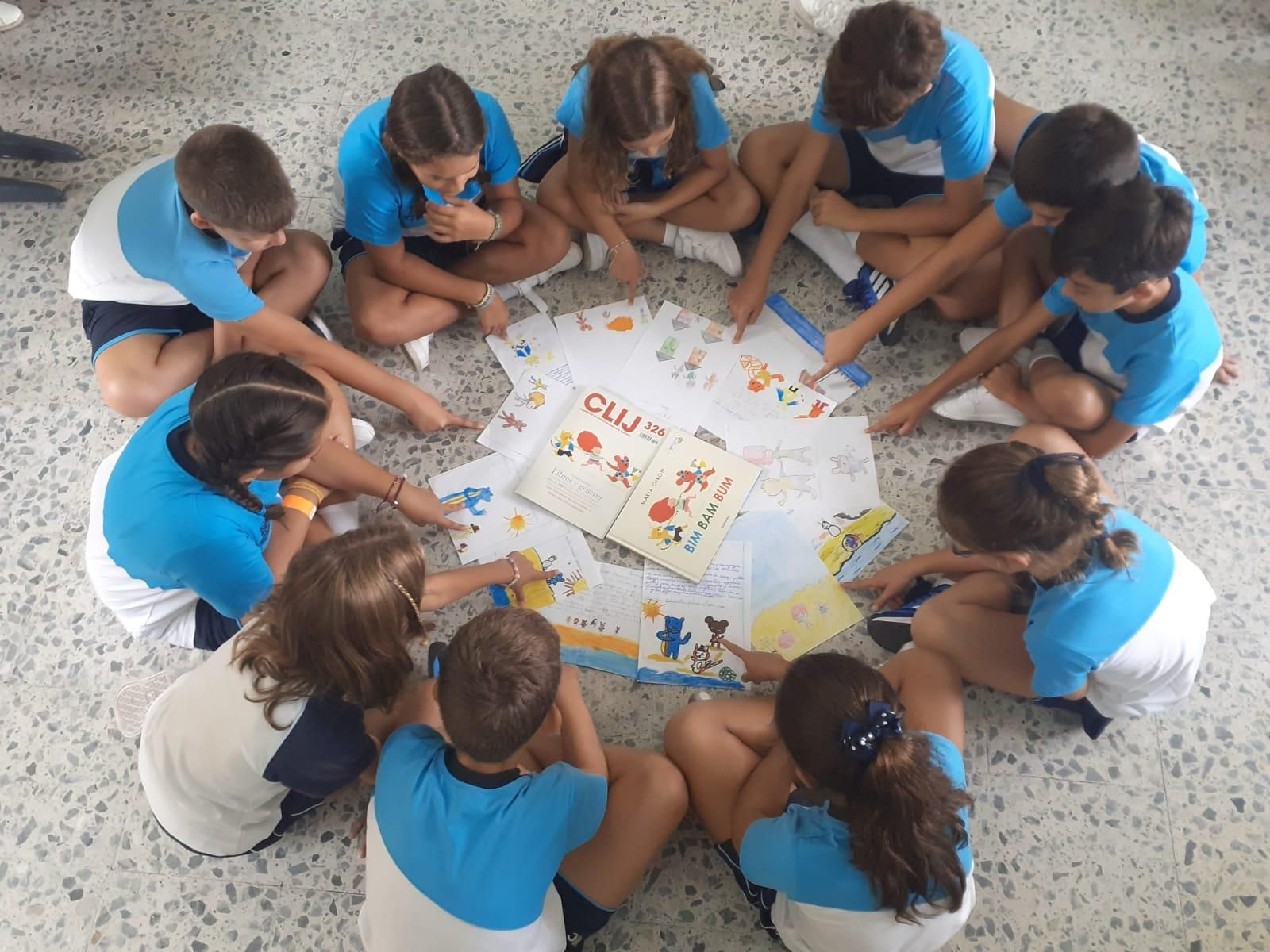 Alumnos interactúan con la obra.